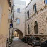 Dopo qualche passo giungiamo ai piedi di un alto arco, con sovrastante costruzione, che �collega� la Corridoni all�adiacente biblioteca De Gemmis. Si tratta dell�unico elemento salvatosi dalla distruzione del conservatorio Madonna di Piet� 